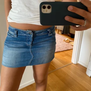 Jeanskjol - Så fin jeanskjol från Only, storlek 27💞 Midjemått: 40