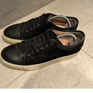 Lanvins - Säljer ett par lanvins i storlek 41-42 i bra skick dustbags kommer med tyvärr ingen box därav priset