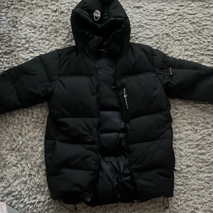 Sail racing jacka-storlek S  - Jag har använt den några gånger men den är i ett bra skick. Den passar också för de som har M. Inga hål. Jag har använt den en vinter och den funka perfekt