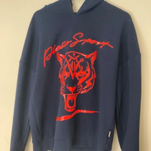 Plein sport hoodie  - Lite kort i midjan skulle säga att den passar upp till 180cm