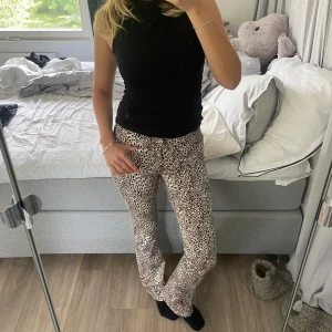 Leopardmönstrade Bootcut jeans - Så sjukt snygga,coola och unika leopardmönstrade Bootcut jeans!!😍