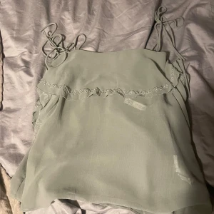 Fin zara blus/linne - Säljer nu denna zara tröja. Säljer för jag inte använder så mycket och rensar min garderob.storlek xs pris kan diskuteras 