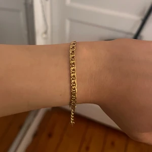 mockberg armband - Super super fint armband ifrån mockberg. Använd fåtal gånger o så gott som nytt. Säljer då jag har ett liknande. Kartong medkommer💕 nypris 599 (skriv för egna bilder)