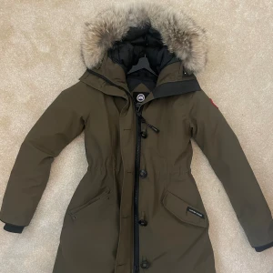 Canada goose jacka grön - Canada Goose Rossclair Parka Dam storlek M använd endast ett fåtal gånger. Nypris 19 590kr. Perfekt vinterjacka! 