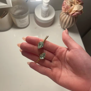 Caroline Svedbom  - Säljer nu mitt super fina caroline Svedbom armband, då det inte kommer till användning. Armbandet är i toppen skick och super fint! Nypris 599