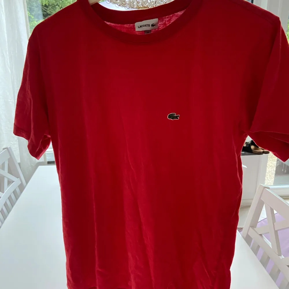 En fin Lacoste T-shirt som är sparsamt använd . T-shirts.