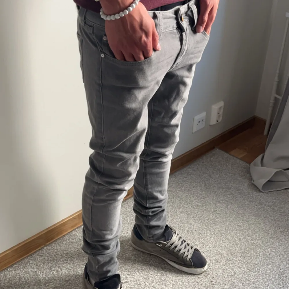 Ett par gråa jacob Cohen jeans i storlek 27 men dessa passar även 29 pågrund av att denna modellen är flexibel🤩jeansen är i slim fit, ny pris -2999kr) vårt pris 999kr🥂🥂bara att skriva om funderingar,modellen är 173 och väger 55/60 kg ungefär . Jeans & Byxor.