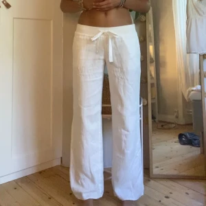 Linnebyxor från Alobha label  - Säljer mina linnebyxor från Alobha label då de inte kommer till användning. De är knappt använda och helt fläckfria! De är omsydda längst ned, så innertyget inte längre är ihopsytt med linnetyget, såklart inget som syns. Skriv för fler bilder!💕