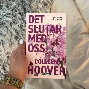 Bok - Boken ”Det slutar med oss” av Collen Hoover, är såå bra jag rekommenderar att läsa boken. Jag gillar inte att läsa böcker alls men jag fastna för denna😍