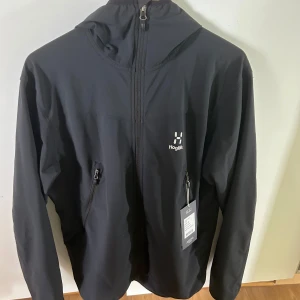 Haglöfs apex hood Herr - Mått: XL sitter som en L den är ny använd 3-4 gånger men annars fixk en annan som sate sig bättre på kroppen 