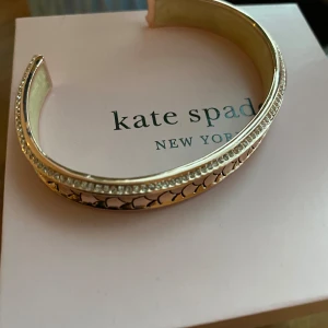 Nytt bangle i rosé - Jättefin armband med rosé och kristaller. Helt nytt! Vet ej märke eller material.