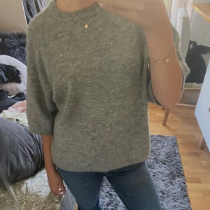 Stickad t-shirt - Grå fin stickad t-shirt, säljer för 90 kr!! Helt ny, endast använd en gång.