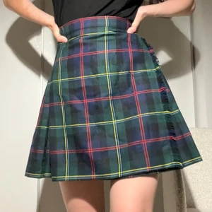 Rutig kjol - Rutig kjol i kiltmodell. Tyget är ett tjockare bomull och den fäst med knappar. Väcken är nedsydda en bit så man får en fin figur från sidan 💕 Skriv för fler bilder. Pris kan diskuteras ✉️