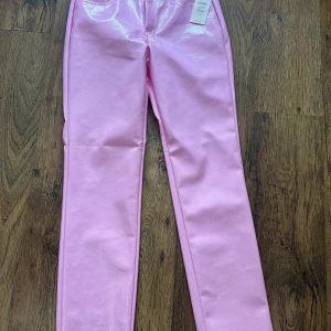 Skinnbyxor rosa - Ett par rosa ”skinnbyxor” från Nelly!  Aldrig använda, endast testade! 