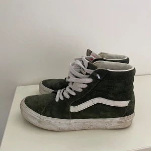 Gröna vans - Så snygga höga vans, storlek 37. Tvättas innan jag skickar, har en vit sko kräm som gör sulan vit igen!💞