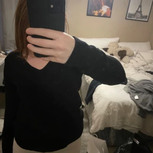 Stickad tröja  - Svart finstickad tröja Har ett hål i som är ihopsytt se på bild 2 Storlek M från vila