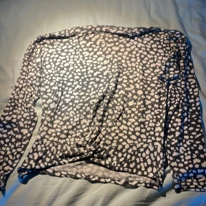 Prickig långärmadtröja - Långärmad tröja i bra skick från Lindex, säljs pga av att den inte används längre