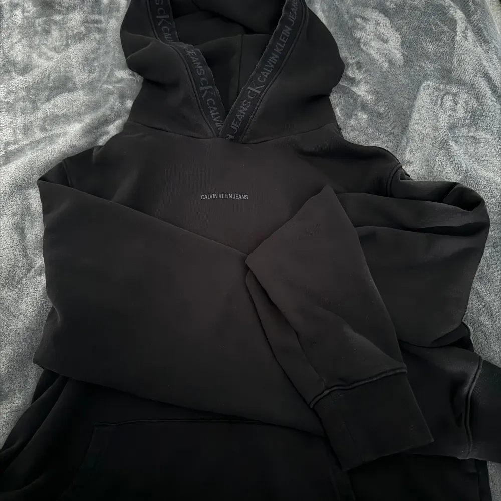 Hoodie från Calvin Klein Storlek M passar även S Köpt för 1500kr. Hoodies.