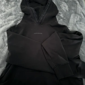 Calvin Klein hoodie - Hoodie från Calvin Klein Storlek M passar även S Köpt för 1500kr