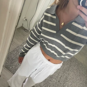 Tröja - Tröjan är köpt på bershka och är endast använd ett fåtal gånger. Den är i storlek S men passar även för XS. Jag säljer eftersom att den är för liten. Nypris 400 kr.