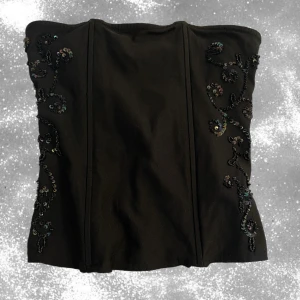 Korsett topp - Svart korsett topp med fina detaljer💋Står ingen storlek men skulle säga att den sitter som S. Läs min bio innan du  kontaktar mig❤️