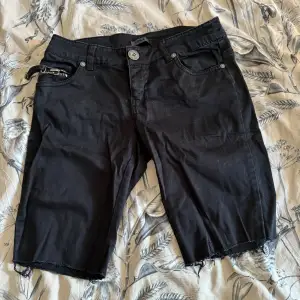 Svarta jeansshorts från Only, fint skick. 