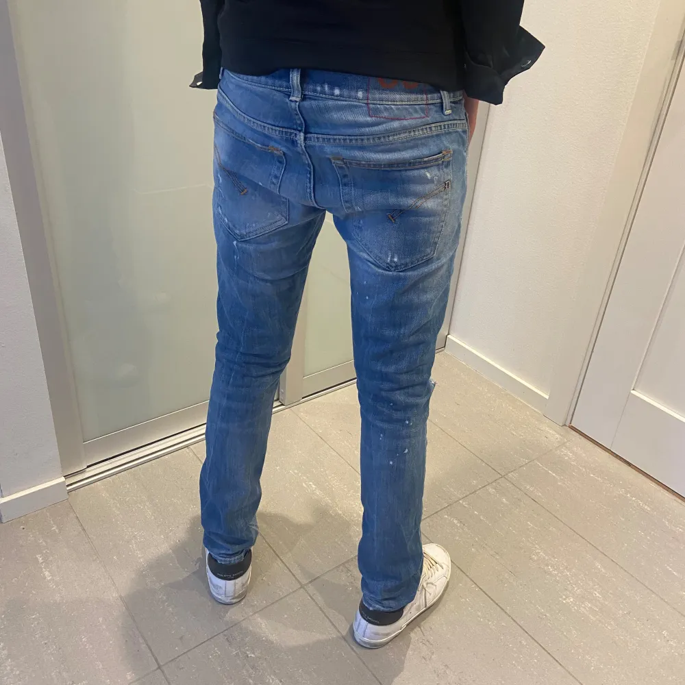 Säljer nu dessa riktigt snygga dondup George Jeans som är i riktigt bra skick med slitningar som är design, storleken är 29 som också passar 30, skriv för fler frågor o funderingar🙌🏼. Jeans & Byxor.