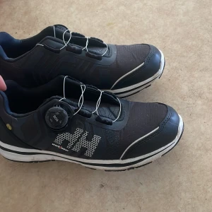 Helly Hansen  - Helly Hansen arbetssko sneakers med spiksula och skruva istället för snören  Aldrig använda