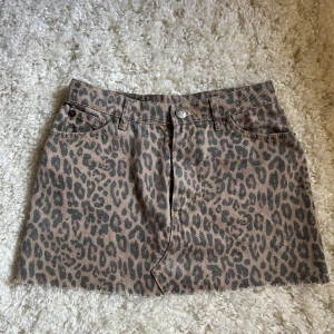 Leopard jeans kjol - Så fin jeanskjol med leopard mönster i storlek XS 🤎🤎🤎