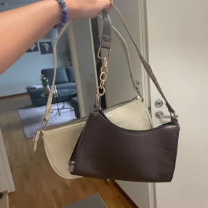 Väskor - Bruna från Shein och beiga från H&M. Båda för 50kr. En för 30kr. De används ej längre. I fint skick.