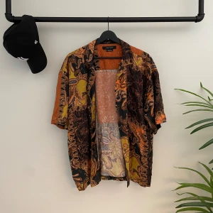 Urban Outfitters skjorta  - Kortärmad skjorta från Urban Outfitters som passar perfekt hela sommaren. 