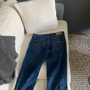 Nudie jeans blåa - Hej här har vi jeans från Nudie i väldigt bra skick, knappt använda. Storlek W 32 L 30, jag är 186 cm lång och ganska välbyggd och dom är lite för små för mig. Pris:  Nypris: ca 1500:- Mitt pris: 650:- MvH Artur H