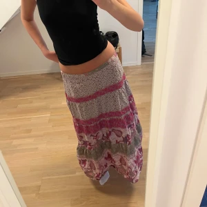 Rosa Lång kjol - Riktigt snygg långkjol, den är i storlek 42 men jag använder den lågmidjat. Jag är en storlek S/36. Så fin till sena sommar kvällar, men kommer tyvärr inte till användning!💕