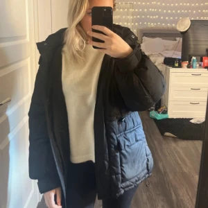 Svart jacka  - Vet ej märke, köpte i Ullared. Storlek XS❤️