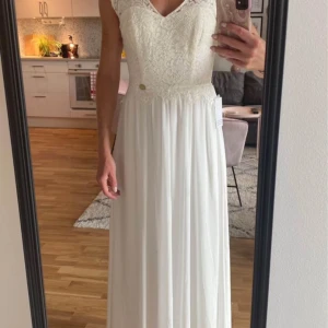 Vit långklänning Chiara Forthi Milano stl 34 - Oanvänd med lappar kvar.  Nypris 999kr