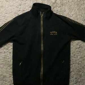 Hugo boss zip hoodie - Storlek M. Skicket är helt okej den ser inte jätte använd ut 