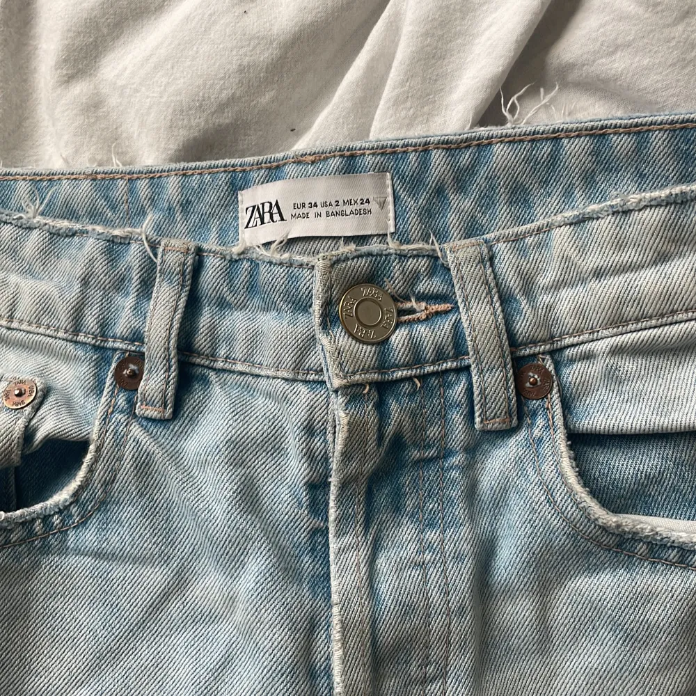 SĂ€ljer ett par superfina mid Rise jeans frĂ„n Zara!! Strl 34đ©·pris: 199 kr. Farkut & Housut.