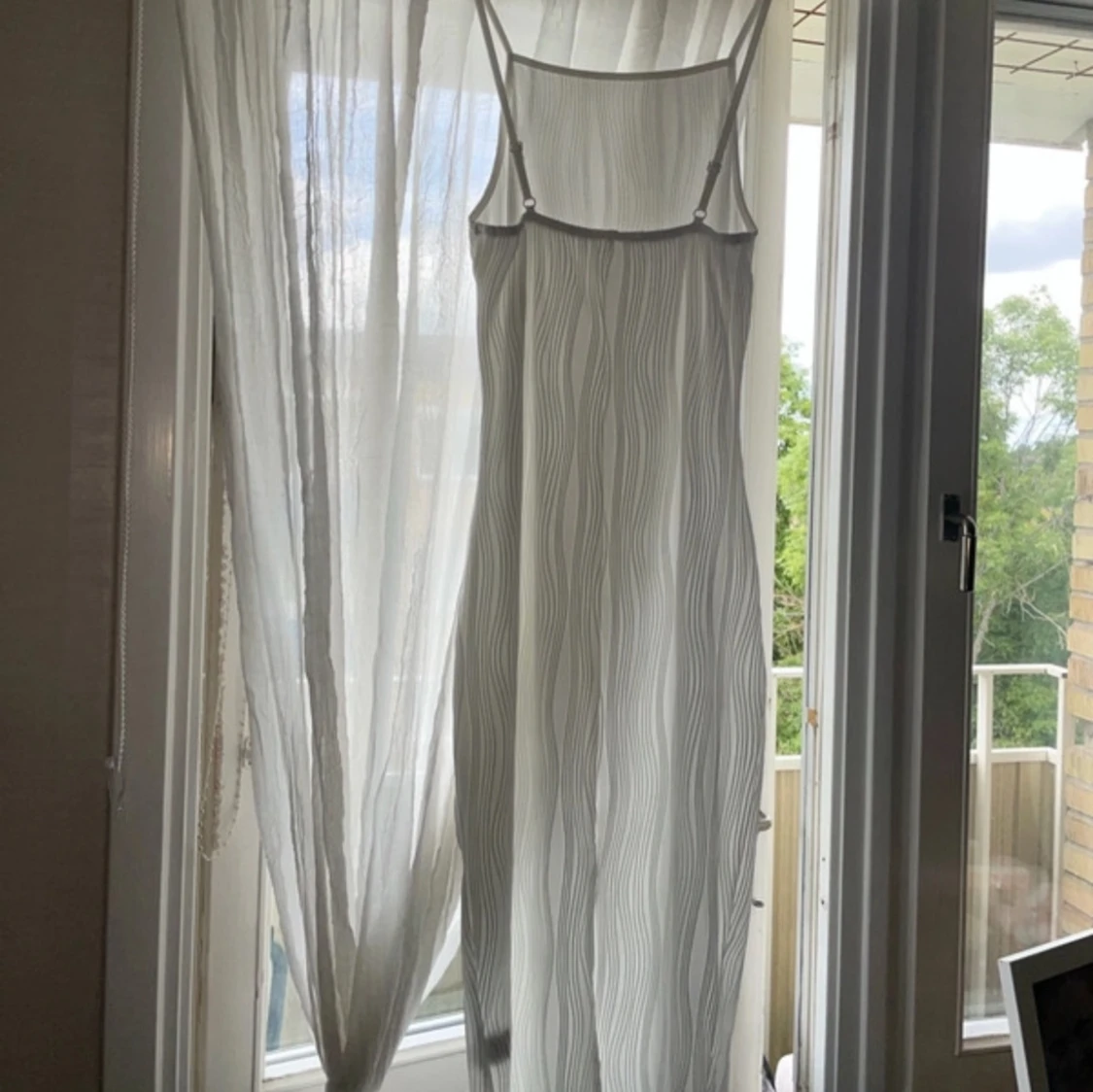 Vit klänning med slits - 90