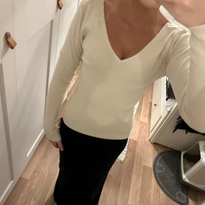 Vit långärmad tröja - jättefin stickad tight tröja från veromoda som tyvärr aldrig kommer till användning längre💞 skriv om ni har några funderingar eller liknande😊