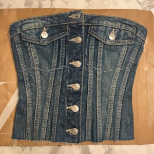 Zara denim topp - Säljer min zara denim topp som är alldeles för liten för mig. Råkade beställa fel storlek och har använt den bara en gång (i bilden). Jag säljer den för 250 istället för 379 som är nypriset. DM för mer info💞