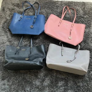 MICHAEL KORS VÄSKOR - äkta, blå och rosa säljes för 600 kr, svart saknar lite bokstäver men annars i superskick, säljes för 500 kr 💞💞💞 Köpare står för all frakt 💞