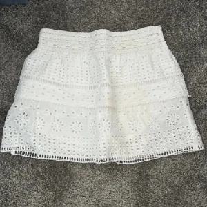 Vit zara kjol - Superfin zara kjol. Storlek 13-14 år men passar någon med xs- s. Har själv s och den passar mig jöttebra. 💕💕