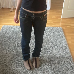 Diesel jeans - Jättesnygga lågmidjade diesel jeans! På bild 4/5 syns en liten fläck men inget som syns när du använder dom💕