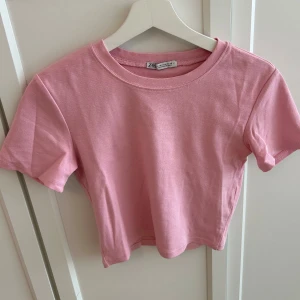 Tshirt  - Kortare tshirt från Zara! Endast använd en gång! Storlek M, men passar mig som har S🩷