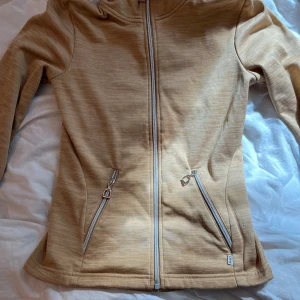 Fleecetröja från CRW  - Fin fleecetröja från CRW, storlek xs. Fint skick men något nopprig på vänster sidan. Använd i stall!