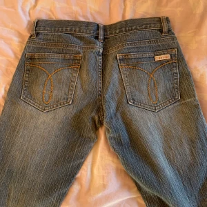 Calvin Klein jeans - Säljer dessa as snygga jeans då dom är något små för mig. Dom har en väldigt fin passform. Midjemått 27cm❤️