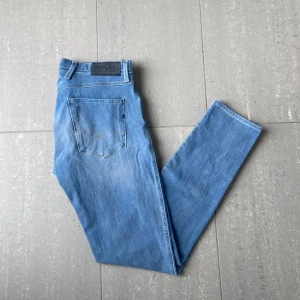 Replay anbass hyperflex - Säljer nu dessa riktigt snygga replay jeans som är i riktigt bra skick, storlek W31 o L32, skriv vid frågor o funderingar🙌🏼