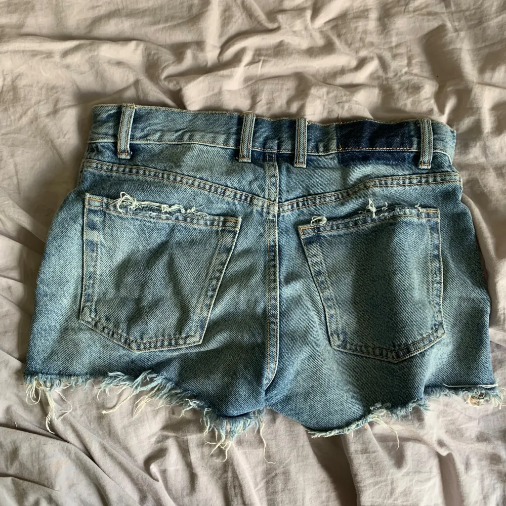 Jeans shorts från Zara, storlek 34, medelhög midja. Shorts.