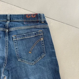 dondup george jeans - ett par snyggt snygga dondup jeans slimfit i modellen george i strlk 33!  i ett mycket fint skick. passar dig bäst som är kring 175cm lång!  hör av er vid intresse!🤩