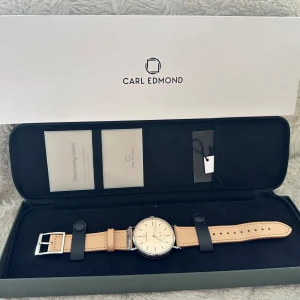 Carl Edmond Ryolit Cameo natur läder - Carl Edmond klocka med schweiziskt Ronda Quartz urverk & 40 mm beige sandblästrad galvaniserad urtavla & natur läder band i beige & glas i safirkristal & endast 7 mm tjock.